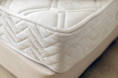 Bu yatak, rahat bir uyku için ideal, karmaşık yorgan ve yumuşak bir yüzey ile lüks bir yatak içeriyor. Yatak odası için mükemmel..