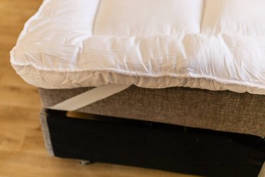 Yatak süsü, rahatlamak için kanepeye konur. Kanepe bir oturma odasına yerleştiriliyor ve birisi onu geceleri uyumak için kullanıyor..