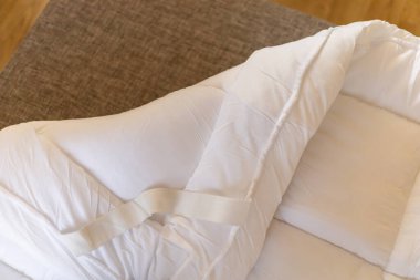 Kanepede dinlenen bir şilte süsü, evdeki rahat bir gecede kanepede uyuyan biri için ilave rahatlık sağlıyor. Yumuşak yüzey destek sunar.