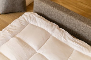 Kanepede rahat uyuyabilmen için fazladan bir katman sunan bir yatak örtüsü var. Rahatlama alanını her zaman arttırmanın basit bir yolunu gösteriyor..