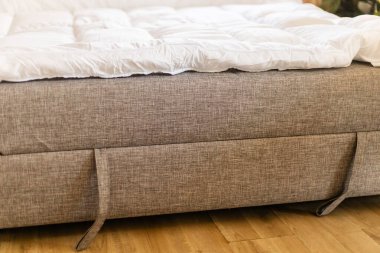 Kanepeye bir yatak örtüsü yerleştirilir ve kanepede bir uyku alanı oluşturulur. Bu düzenek gece geç saatlerde dinlenmek için bir alternatif sunuyor. Oturma odasında uygulanabilirliği gösterir..