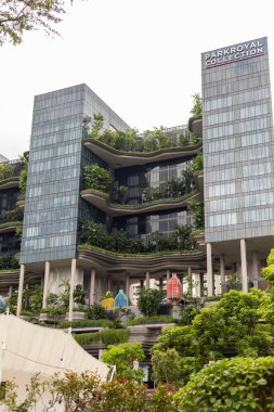 Singapur - 25 Ocak 2026: Singapur 'daki ParkRoyal Collection binası yemyeşil ve renkli fenerlere sahip modern bir tasarıma sahiptir. Ziyaretçiler bahçeleri ve açık alanları görebilir.