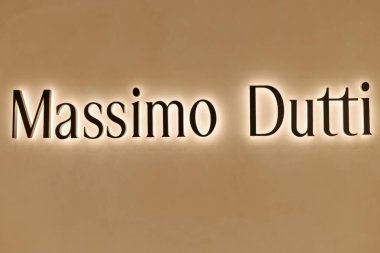 Singapur - 25 Ocak 2026: Mağaza tabelası Singapur 'da bir perakende alanında Massimo Dutti adını gösteriyor. Alışverişçiler, bölgedeki farklı mağazaları keşfederken buradan geçiyorlar..