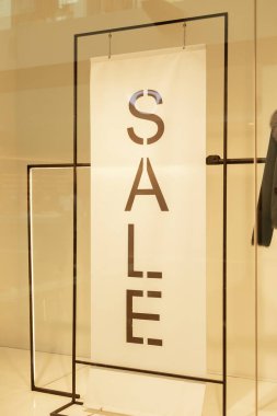 Bir perakende mağazasında asılı büyük bir tabela 