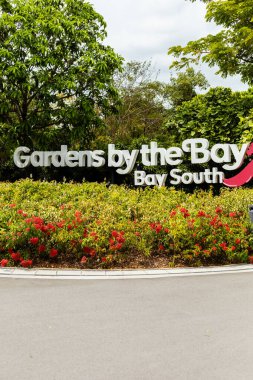 Singapur - 27 Ocak 2026: Güney Körfezi yakınlarındaki Bahçeler, Singapur 'da canlı çiçek aranjmanları ve yeşillikler arasında bir karşılama işareti sergiliyor. Ziyaretçiler renkli manzaranın tadını çıkarıyor ve bölgeyi keşfediyorlar..