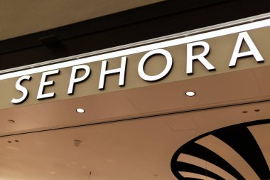 Singapur - 27 Ocak 2026: Alışverişçiler, Singapur 'daki bir alışveriş merkezinde Sephora mağazasını gezerken görüldü. Mekan, alışveriş deneyiminin tadını çıkaran bir sürü insanla dolu.
