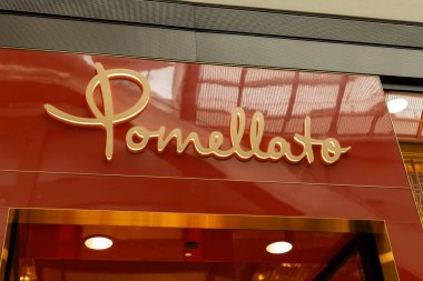 Singapur - 27 Ocak 2026: Singapur 'daki Pomellato kuyumcusu müşterileri davet eden parlak tabela ve cam girişe sahiptir. Mağaza, yakınlarda birçok lüks markayla yoğun bir bölgede yer almaktadır..