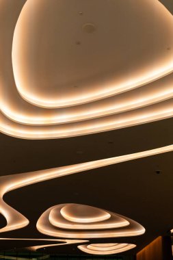 Tavandaki yumuşak ışıklar çağdaş uzayda eşsiz şekiller yaratır. Tasarım, gün boyunca iç mekanlara şık bir dokunuş ekliyor, genel görünümü geliştiriyor..