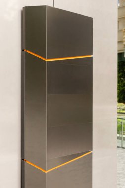 Şehrin bir bölgesinde yoldan geçenlere bilgi sağlayan bir tabela bulunmaktadır. Uzundur ve parlak bir maddeden yapılmıştır. Kolay okunacak parlak renkleri vardır..