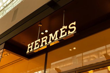 Singapur - 27 Ocak 2026: Hermes mağazası Singapur 'da benzersiz tabelalar ve vitrinler sergiliyor. Alışverişçiler, yoğun bir öğleden sonra boyunca perakende alanının canlı atmosferinin keyfini çıkararak buradan geçerler..
