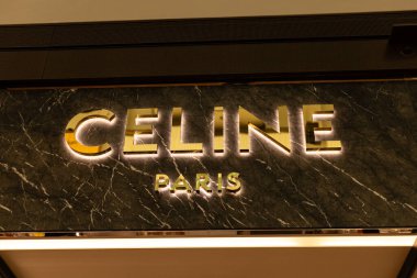 Singapur - 27 Ocak 2026: Singapur 'daki alışveriş merkezindeki Celine tabelasında parlak ışıklar parlıyor. Alışverişçiler mekanı ziyaret eder. Mağazada lüks eşyalar sergileniyor. Etrafta bir sürü insan varken yoğun bir gün..