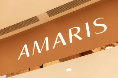 Singapur - 27 Ocak 2026: İnsanlar Singapur 'daki Amaris mağaza tabelasının yanındaki alışveriş alanından geçiyor. Mekan pek çok müşteri ve etkinliklerle dolu parlak bir atmosferle dolu..