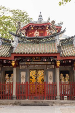 Singapur - 27 Ocak 2026: Yu Huang Gong Singapur 'da çatı ve kapılarında karmaşık detaylar vardır. Yapı geleneksel tasarım unsurlarını birleştirir ve yerel kültüre bir bakış sağlar.