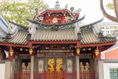 Singapur - 27 Ocak 2026: Ziyaretçiler, eşsiz mimarisi ve kültürel mirasıyla bilinen Singapur 'daki bir tapınak olan Yu Huang Gong' u keşfediyorlar.