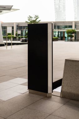 Şehrin bir bölgesine boş bir tabela yerleştirildi. Binaların ve ağaçların yanındaki kaldırımda tek başına duruyor. Mekan sessiz, etrafta çok az insan var. Kurulun bu konuda bilgisi yok..