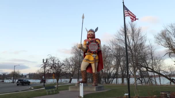 Статуя Big Ole Находится Парке Александрии Штат Миннесота После Показали — стоковое видео