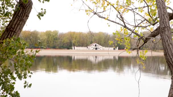 Duży Dom Plaży Pettibone Wyspa Wyróżnia Się Jak Odbija Się — Wideo stockowe