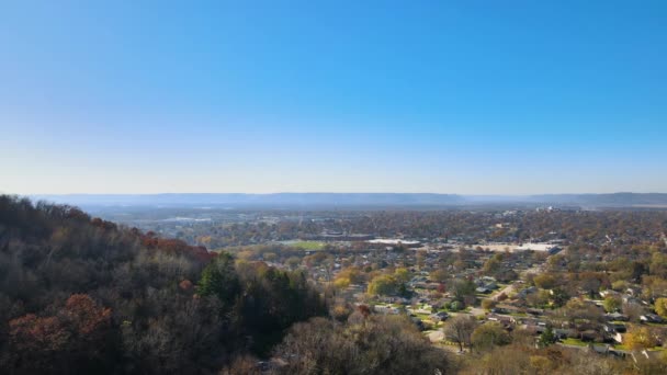 Una Lenta Panorámica Sobre Ciudad Pequeñas Casas Que Conducen Río — Vídeo de stock