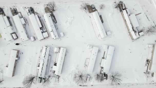 Odgórny Film Mobilnym Parkiem Domowym Pokrytym Śniegiem Wyraźnie Ukazujący Szereg — Wideo stockowe