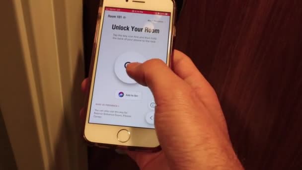 使用应用程序来打开酒店房间的门 男人用他的智能手机打开旅馆房间的门 — 图库视频影像