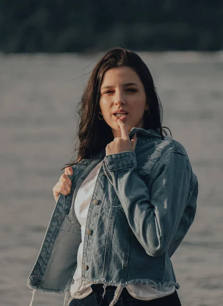 Retrato Una Hermosa Joven Con Chaqueta Azul Mirando Cámara Amanecer —  Fotos de Stock