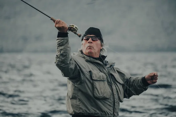 Pescador Imerso Água Lago Com Uma Vara Mosca — Fotografia de Stock