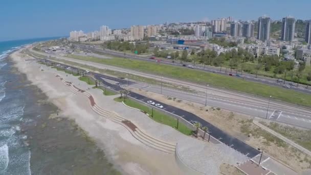 Naar de wandelplaats ter Carmel Beach in Haifa, Israël (luchtfoto video) — Stockvideo