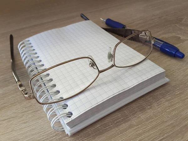 Papelería en la mesa de trabajo en una oficina — Foto de Stock