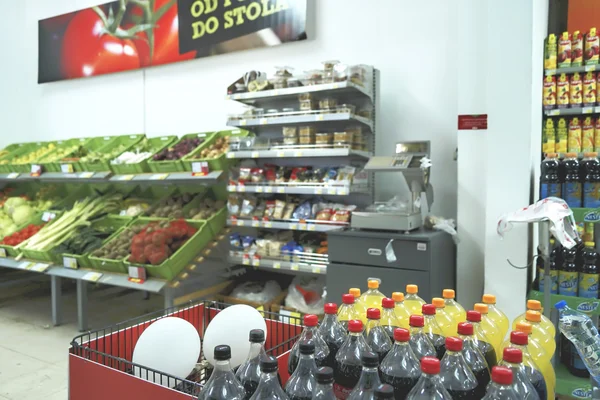 Interior de um supermercado de baixo preço IDEA — Fotografia de Stock