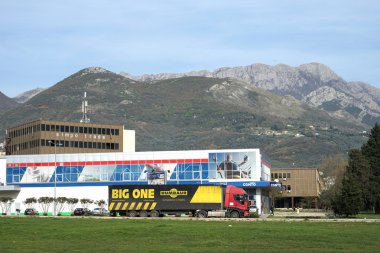 Kamyon bir hipermarket tarafından duruyor