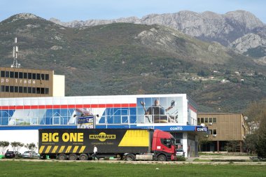 Kamyon bir hipermarket tarafından duruyor