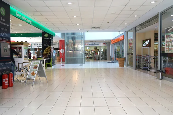 Interior de um centro comercial — Fotografia de Stock