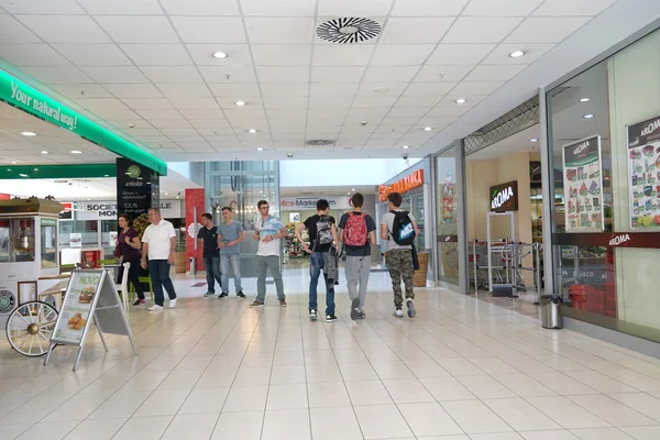 Interior de um centro comercial — Fotografia de Stock