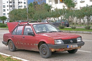 Araba yolda kazadan sonra ezilmiş.