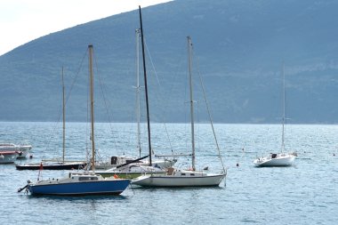 Tekneler ve yatlar içinde bir bay, Adriyatik Denizi