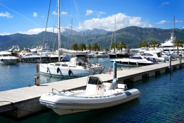 Tekneler ve yatlar Tivat Bay