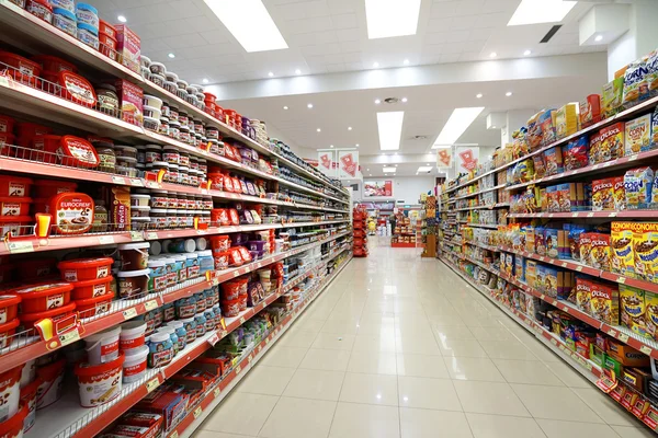 Interior de um hiperpermercado de baixo preço Voli — Fotografia de Stock