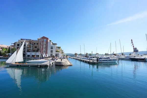 Bateaux et yachts dans une baie de Tivat — Photo