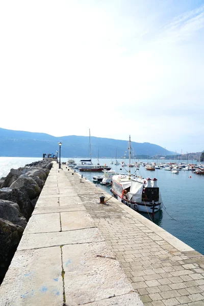 Barcos y yates en una bahía de mar Adriático —  Fotos de Stock