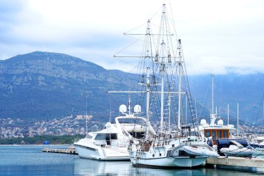 Tekneler ve yatlar bir yatak içinde Bar