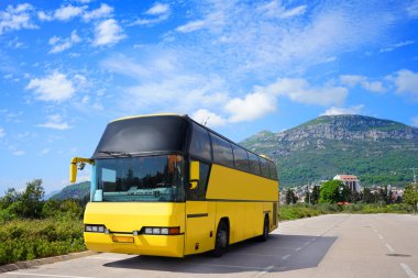 Turist otobüsü Park üzerinde 