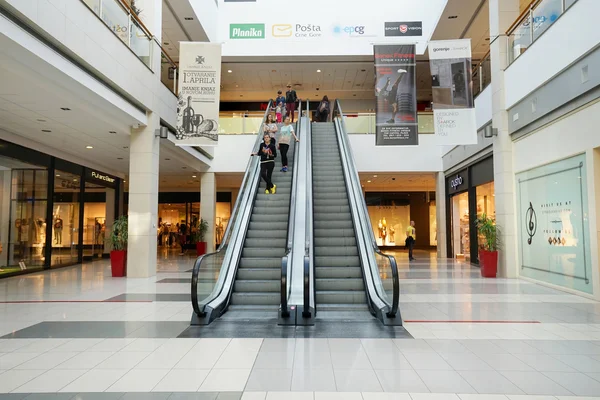 Interior de um moderno centro comercial — Fotografia de Stock