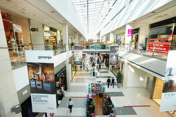 Interior de um moderno centro comercial — Fotografia de Stock