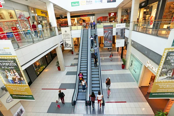 Interior de um moderno centro comercial — Fotografia de Stock