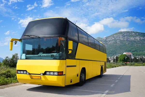Turist otobüsü Park üzerinde 