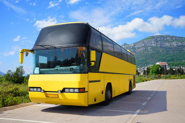 Turist otobüsü Park üzerinde 