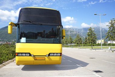 Turist otobüsü Park üzerinde 