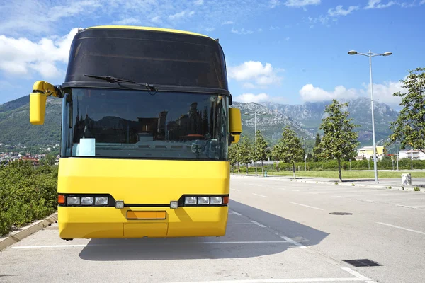 Turist otobüsü Park üzerinde 