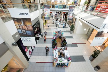 İç modern bir alışveriş merkezi 