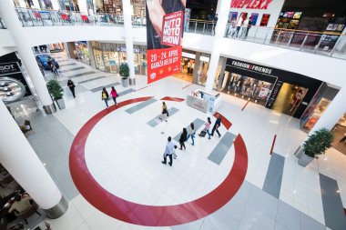 İç modern bir alışveriş merkezi 